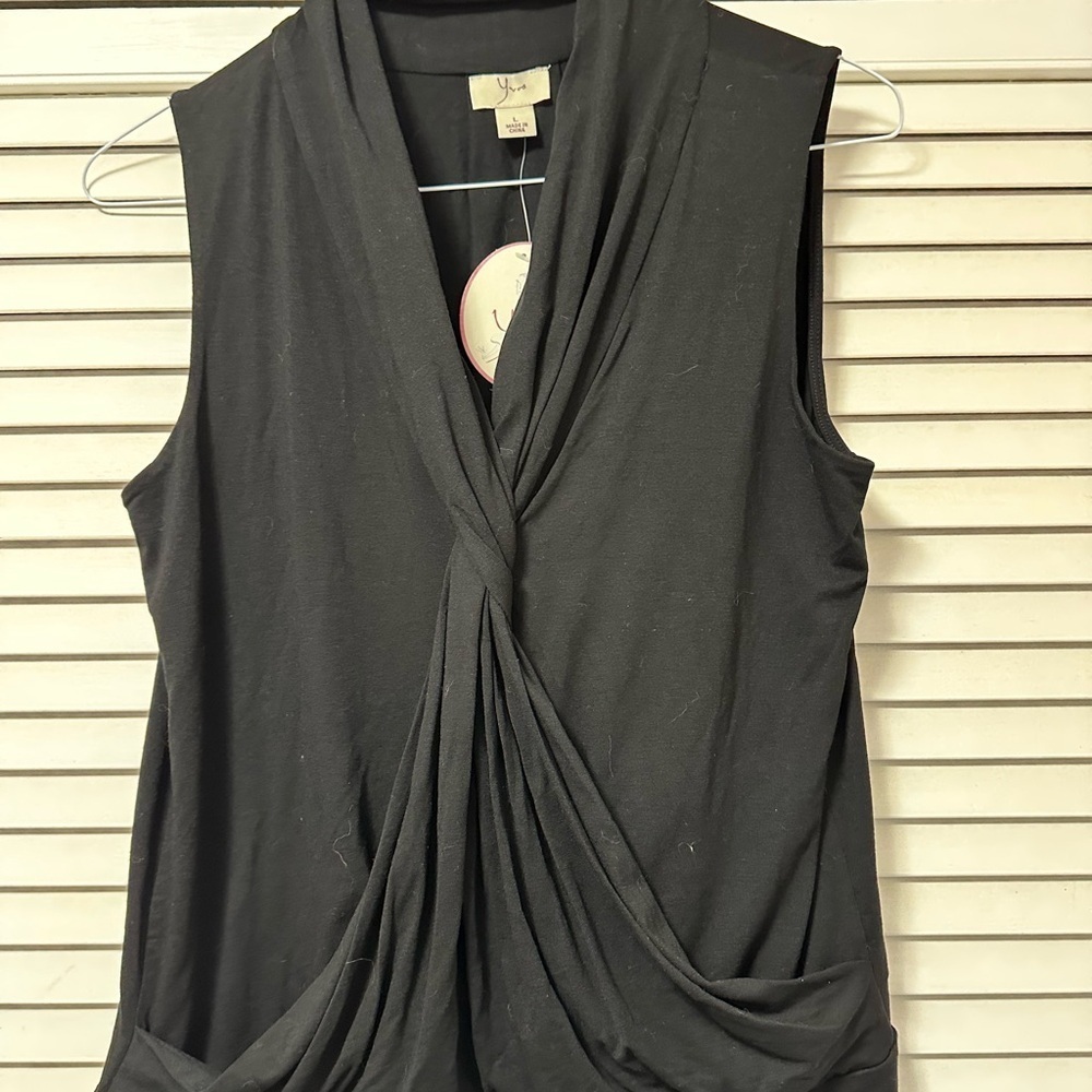 Dress barn sleevelesss top under designer name banded at bottom. New w tags